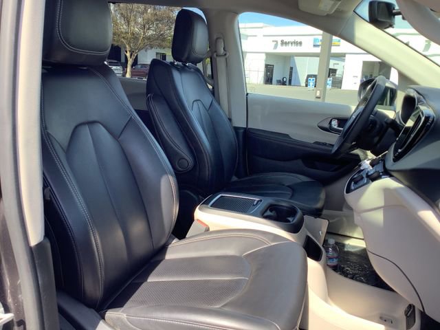 Used 2023 Chrysler Pacifica Touring-L image 37