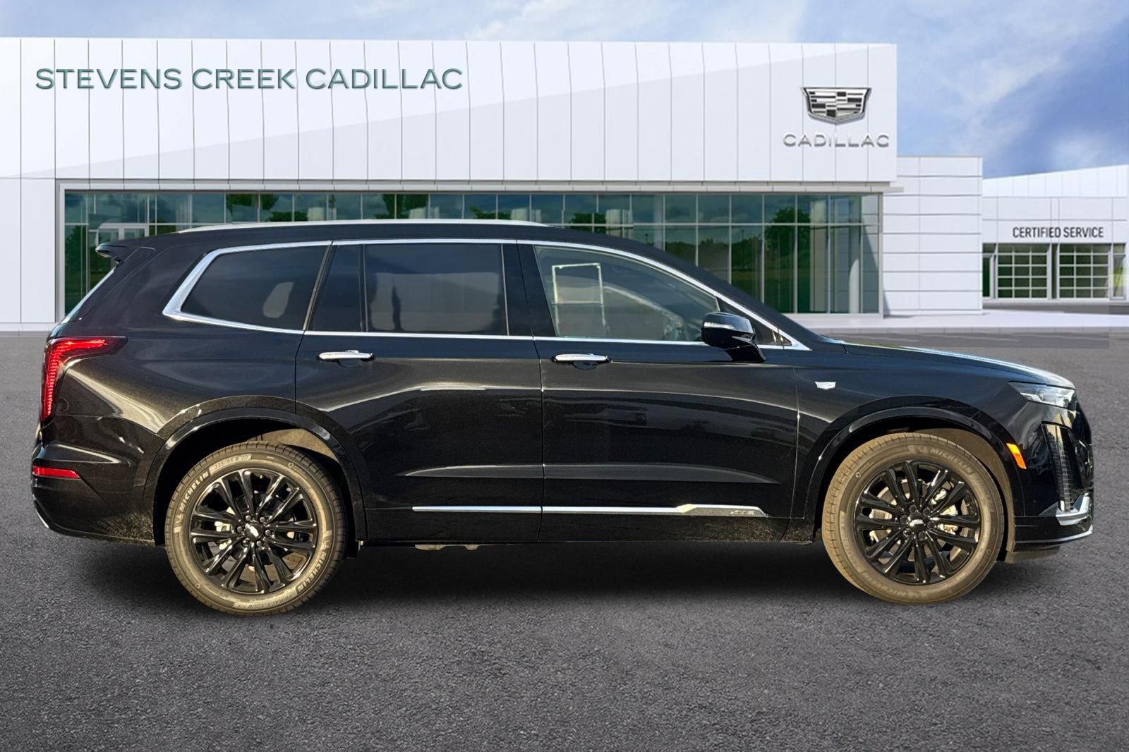 Used 2025 Cadillac XT6 Luxury image 2