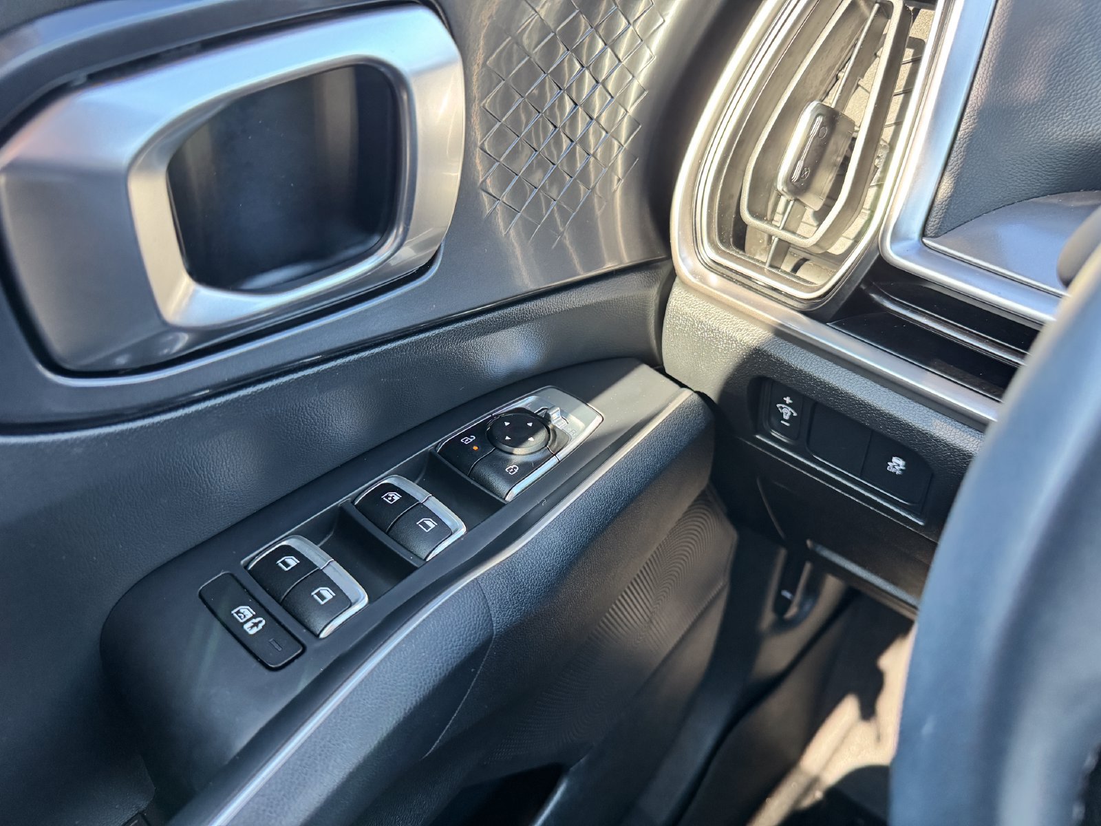 Used 2025 Kia Sorento S w/ Panoramic Sunroof Package FWD image 14