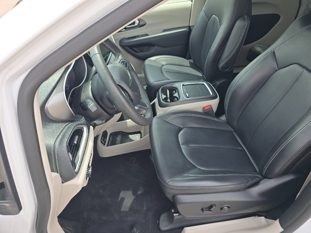 Used 2023 Chrysler Pacifica Touring-L AWD/4WD image 19