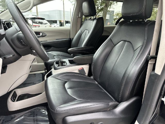 Used 2023 Chrysler Pacifica Touring-L FWD image 11