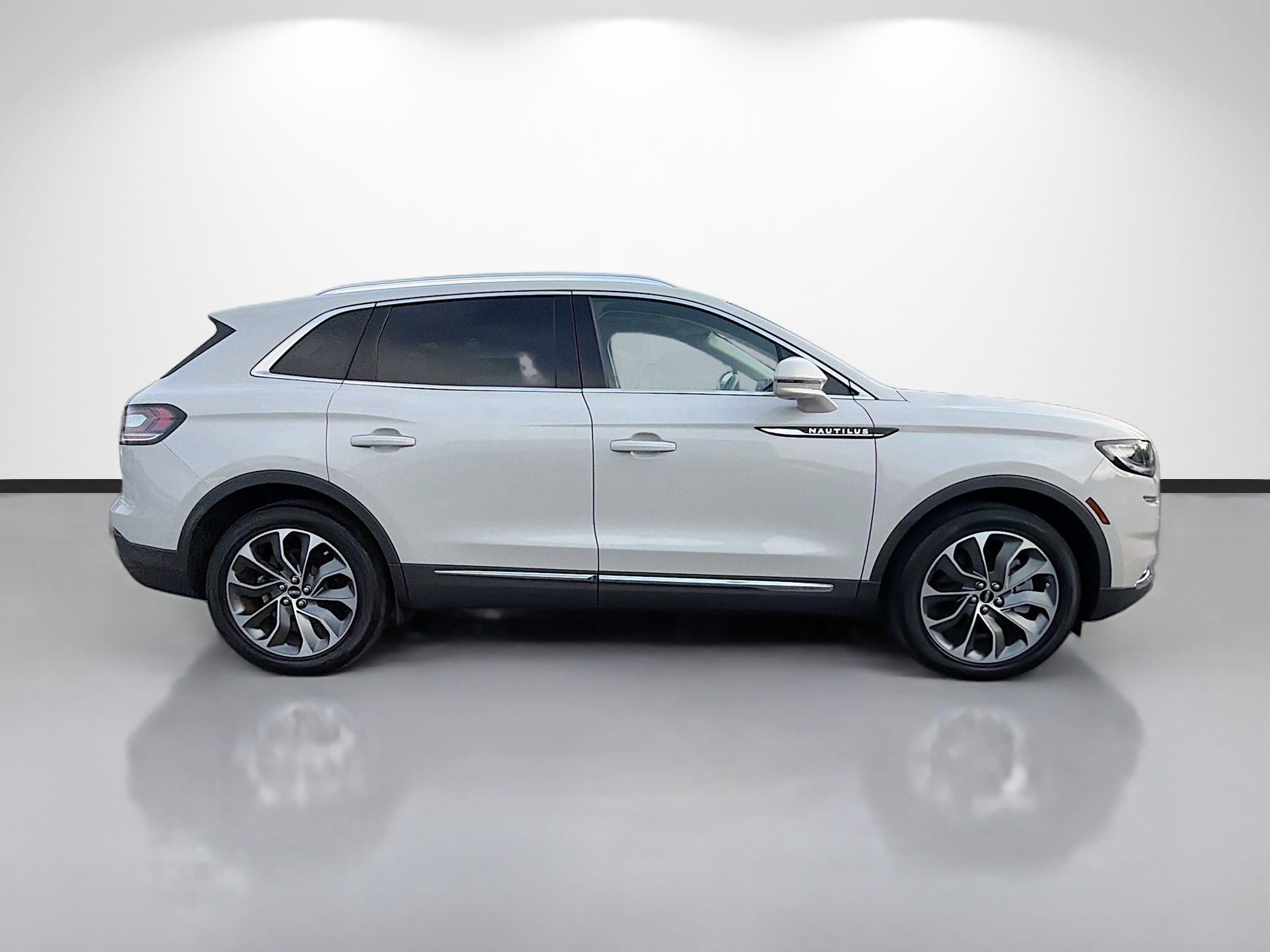 Used 2023 Lincoln Nautilus Reserve image 2