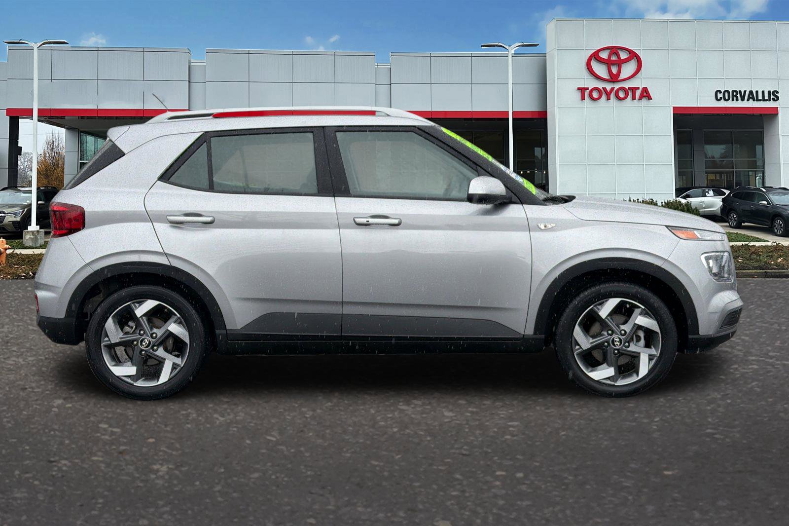 Used 2025 Hyundai Venue SEL image 3