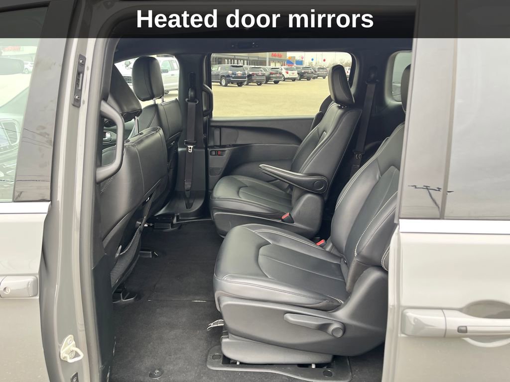 Used 2025 Chrysler Pacifica Select FWD image 16