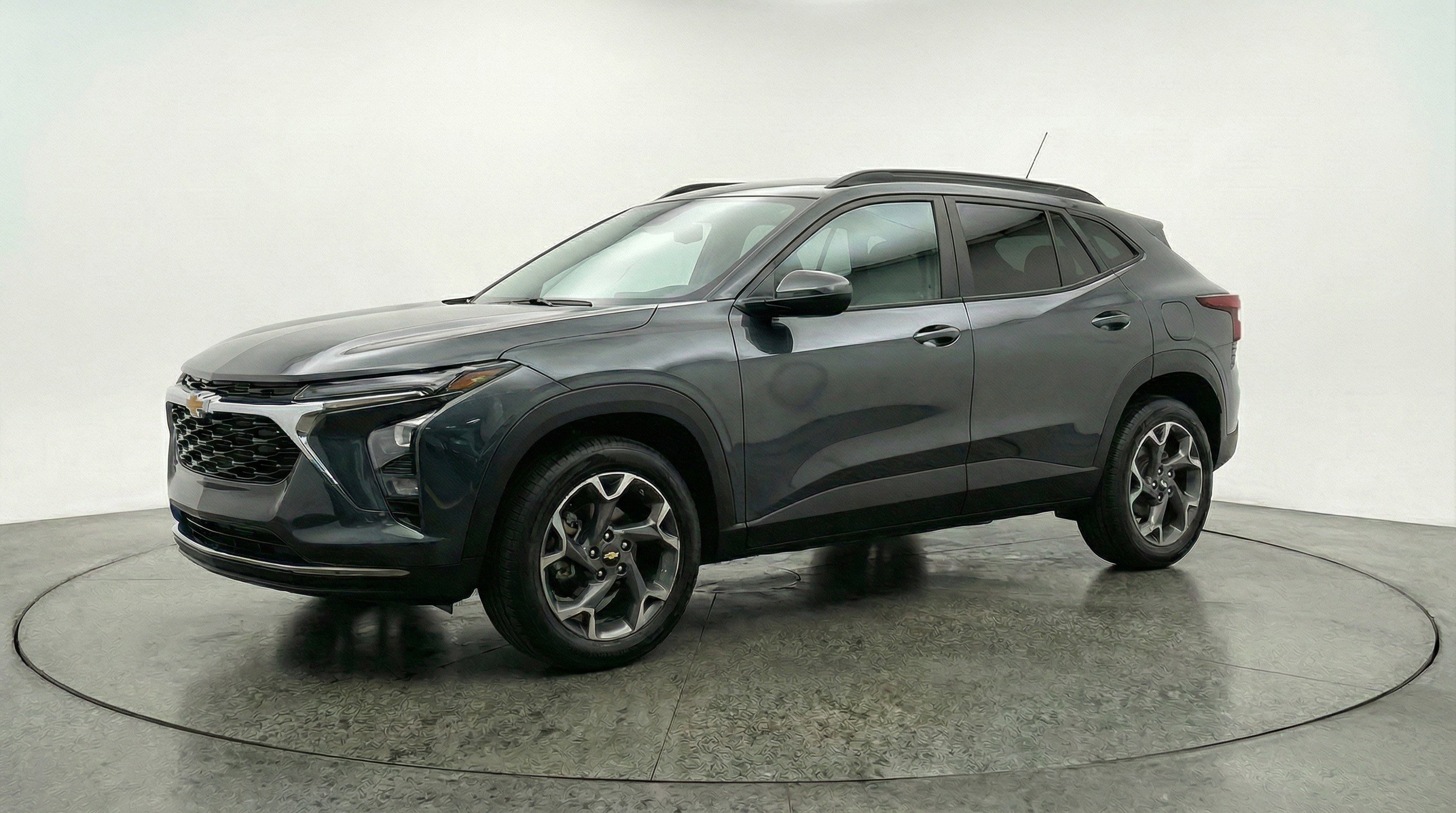 Used 2025 Chevrolet Trax LT image 3