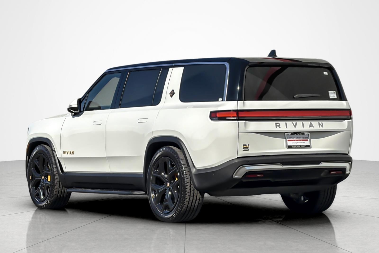 Used 2024 Rivian R1S Adventure image 3