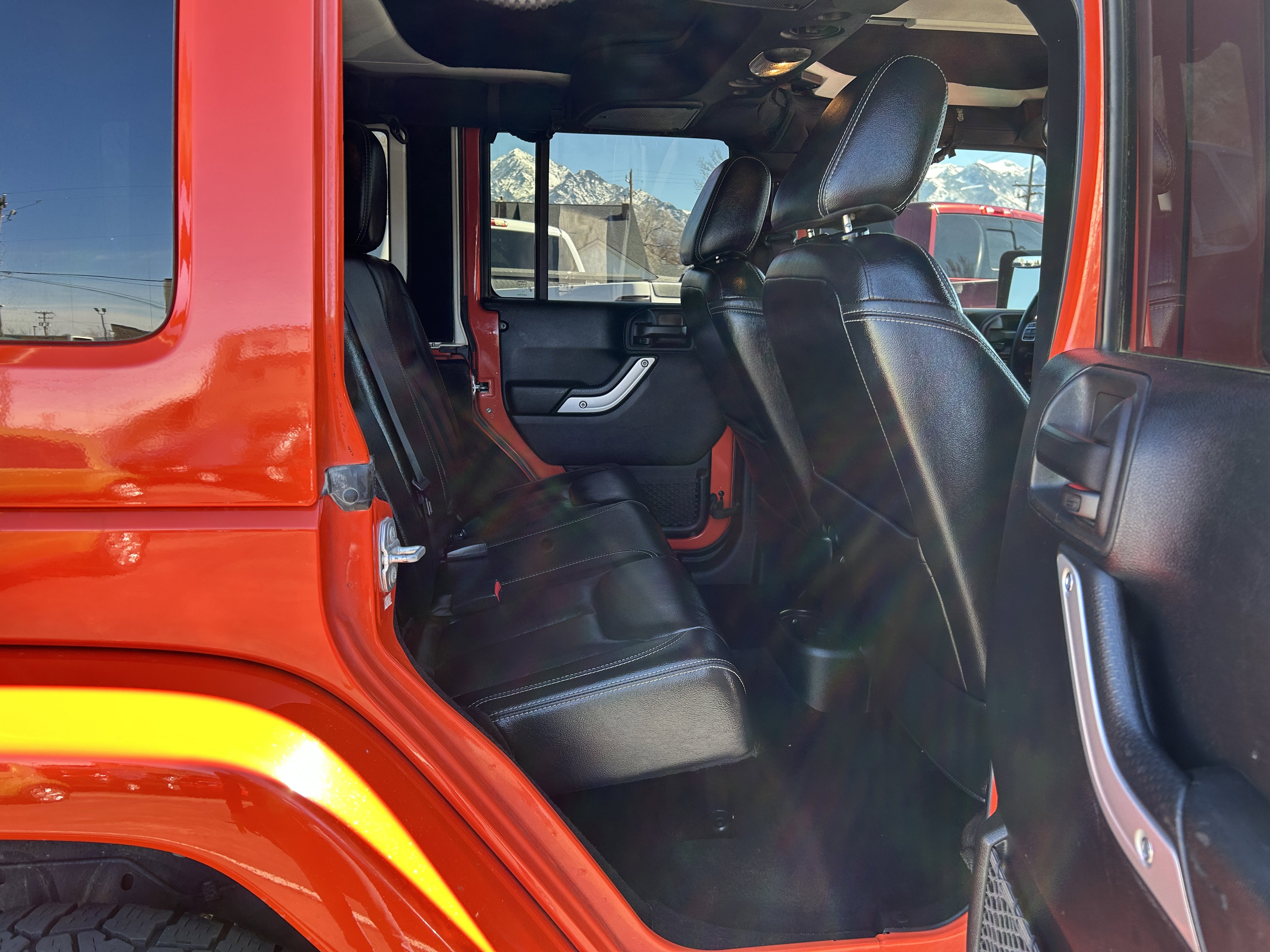 Used 2015 Jeep Wrangler Unlimited Rubicon w/ Connectivity Group image 14