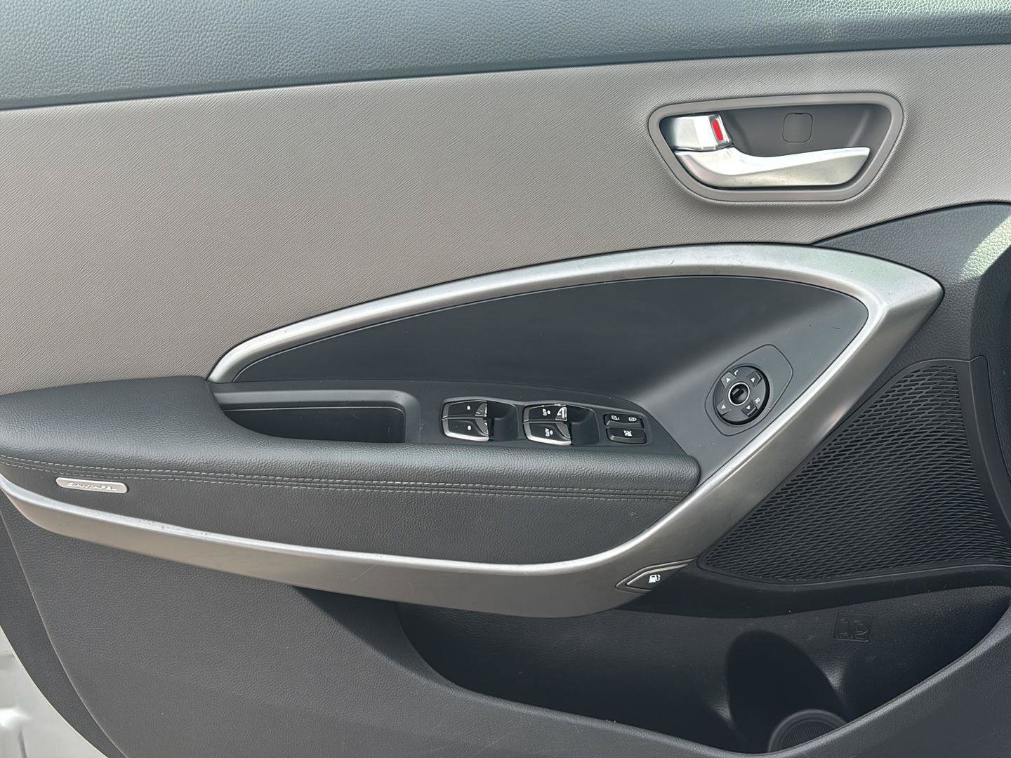 Used 2018 Hyundai Santa Fe SE AWD/4WD image 4