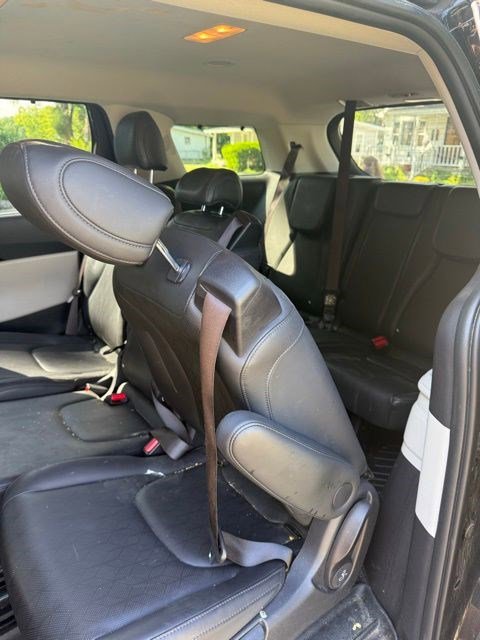 Used 2024 Kia Carnival EX FWD image 6