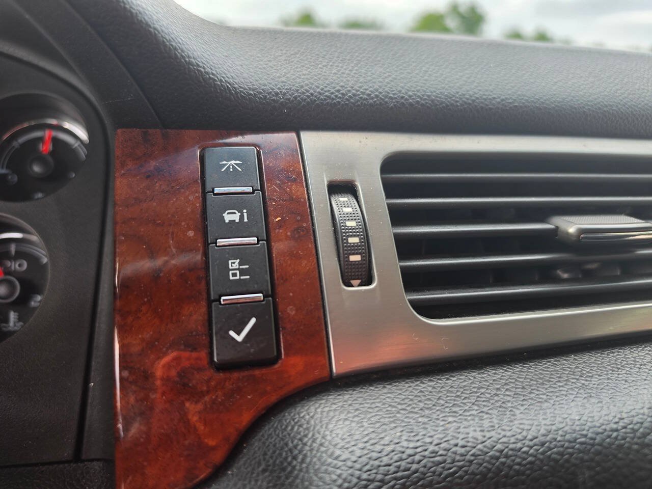 Used 2012 Chevrolet Suburban LT AWD/4WD image 39