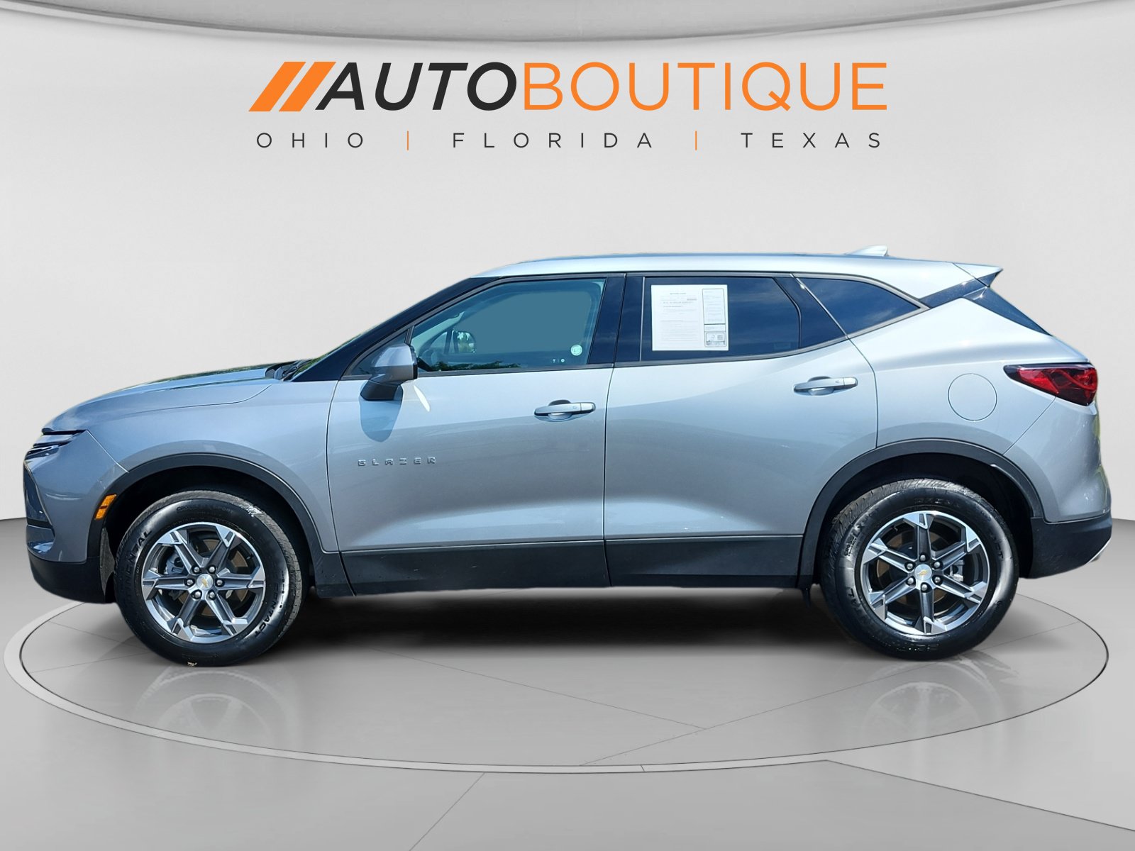 Used 2025 Chevrolet Blazer LT FWD image 2