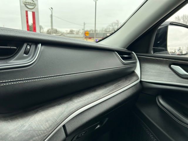 Used 2023 Jeep Grand Cherokee Limited w/ Luxury Tech Group II image 42