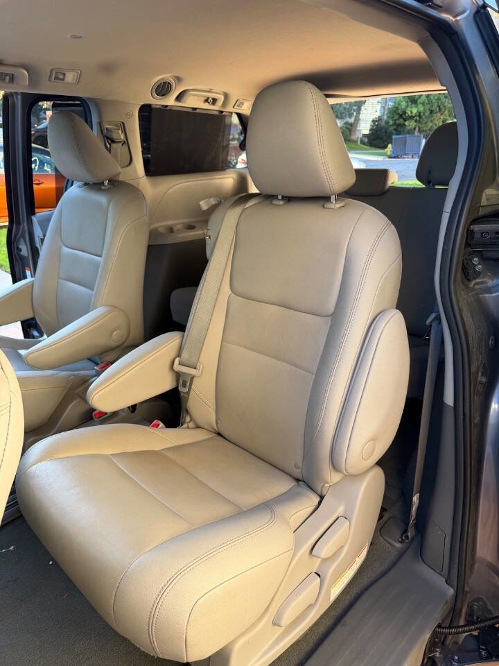 Used 2020 Toyota Sienna XLE w/ XLE Navigation Package image 20