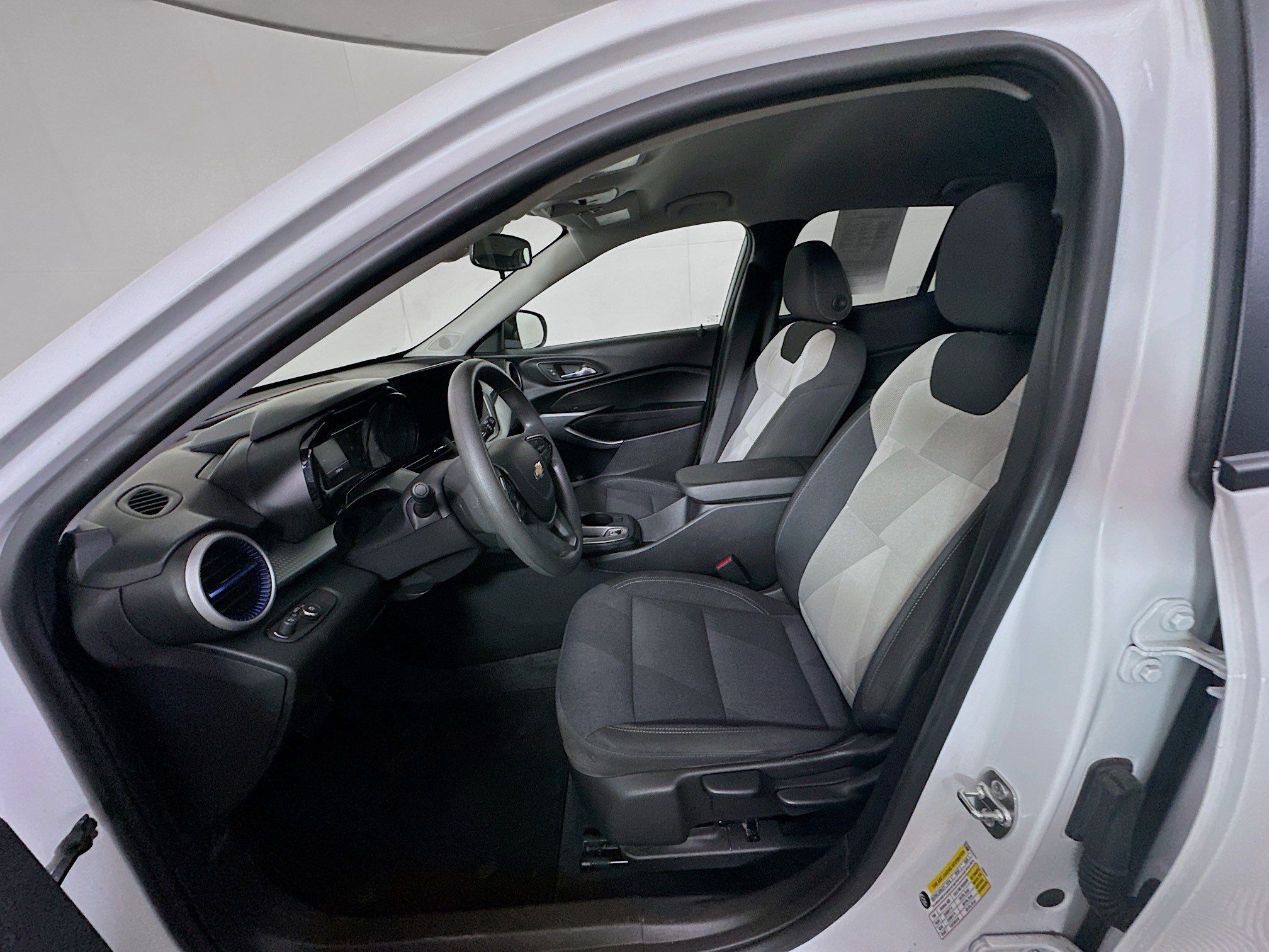 Used 2025 Chevrolet Trax LS FWD image 13
