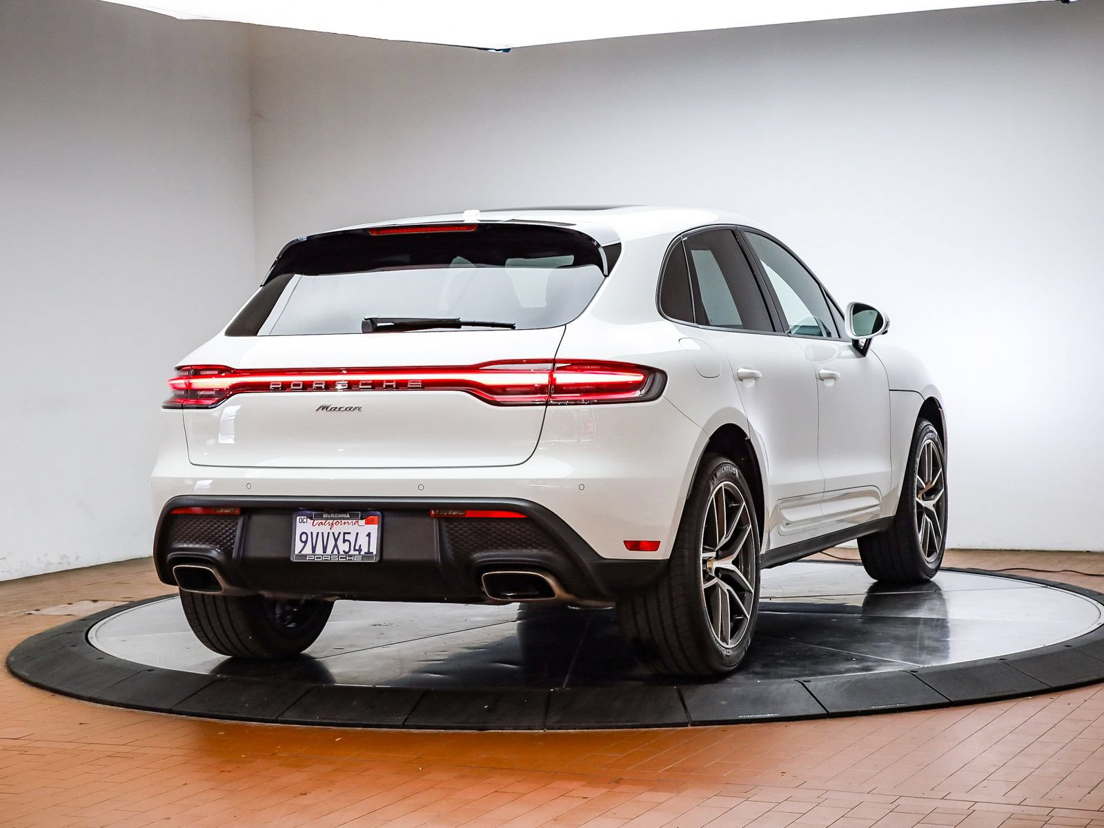 Certified 2026 Porsche Macan AWD/4WD image 6