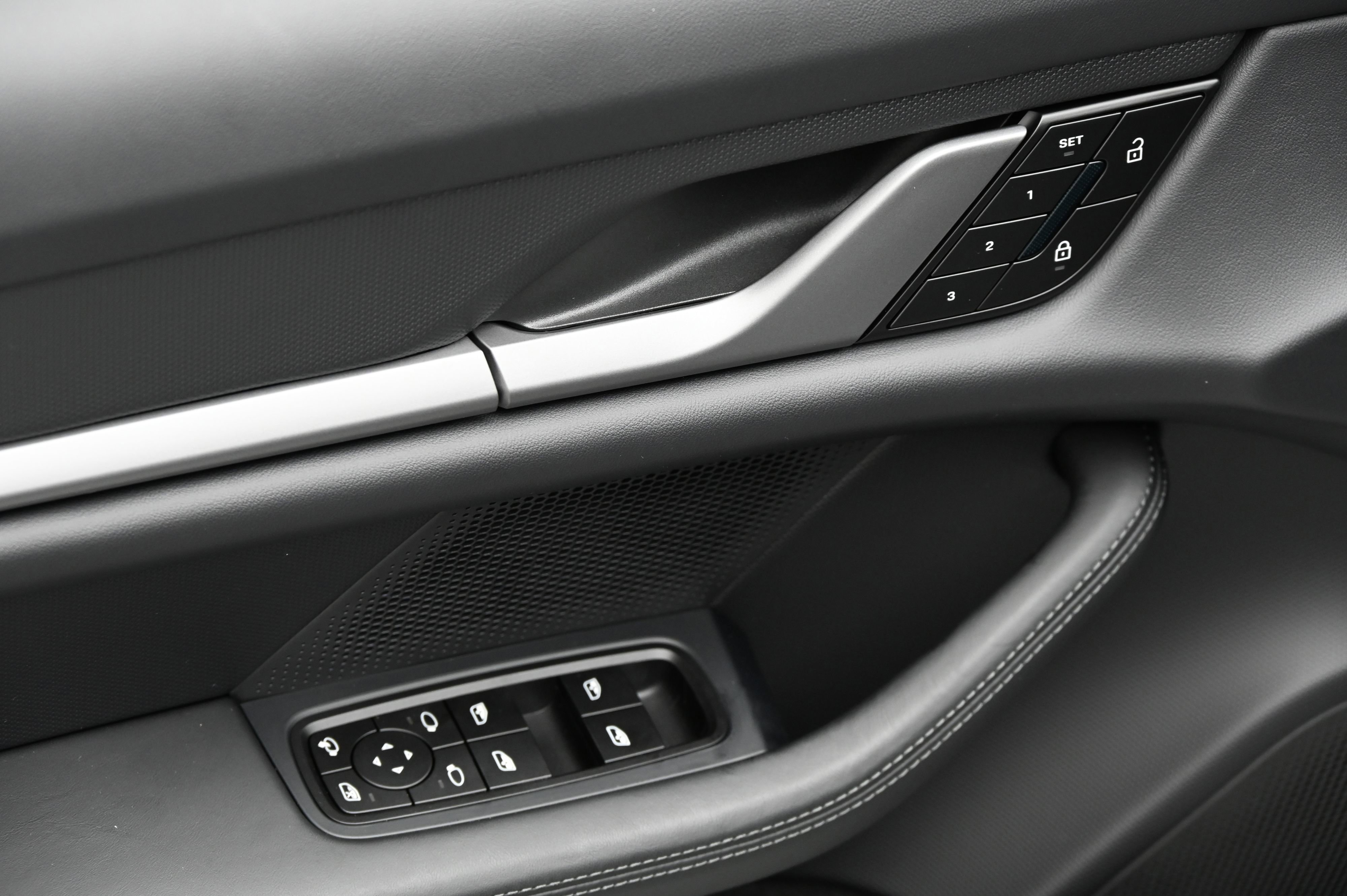 Used 2025 Porsche Taycan image 26