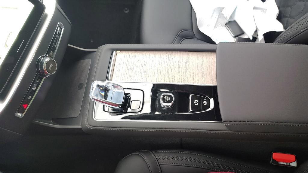 New 2026 Volvo XC90 T8 Plus w/ Protection Package Premier AWD/4WD image 23