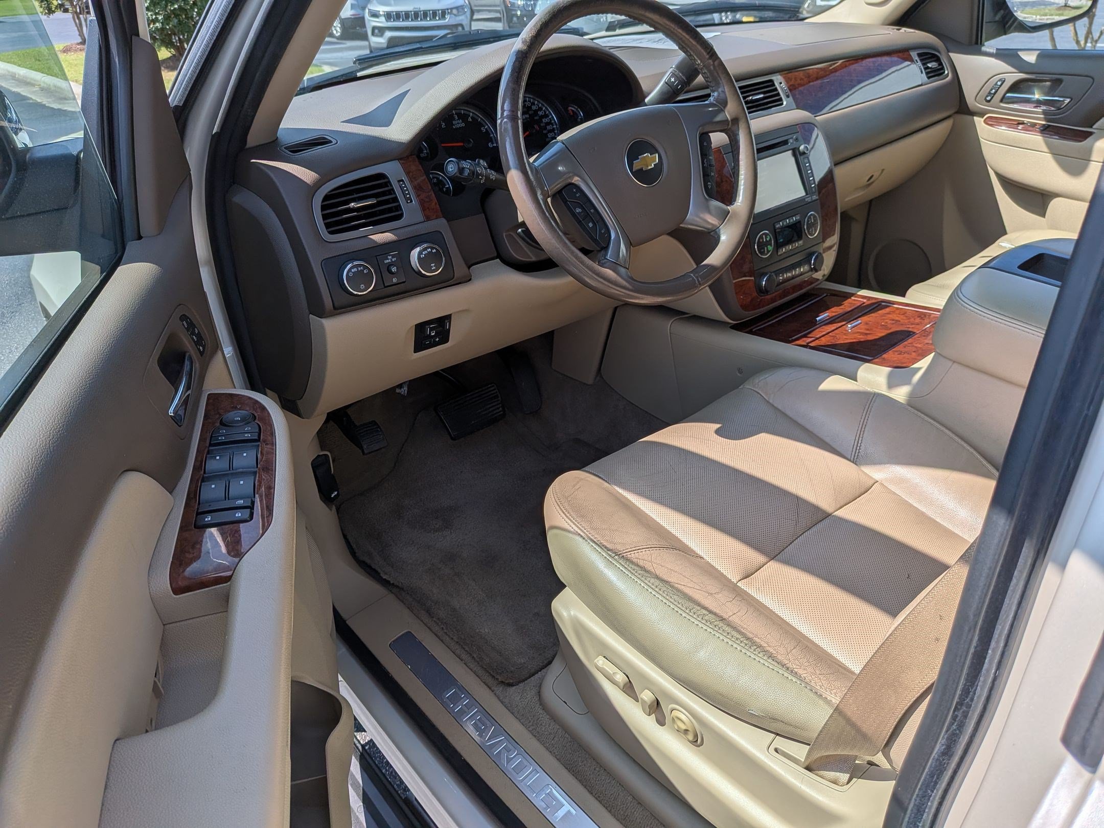 Used 2014 Chevrolet Suburban LTZ AWD/4WD image 11