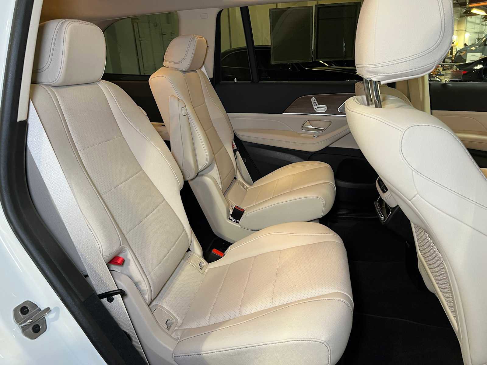 Used 2025 Mercedes-Benz GLS 450 4MATIC image 14