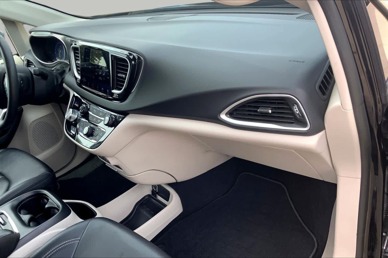 Used 2024 Chrysler Pacifica Touring-L FWD image 19