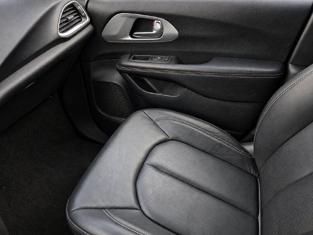 Used 2020 Chrysler Pacifica Touring-L w/ S Appearance Package FWD image 26