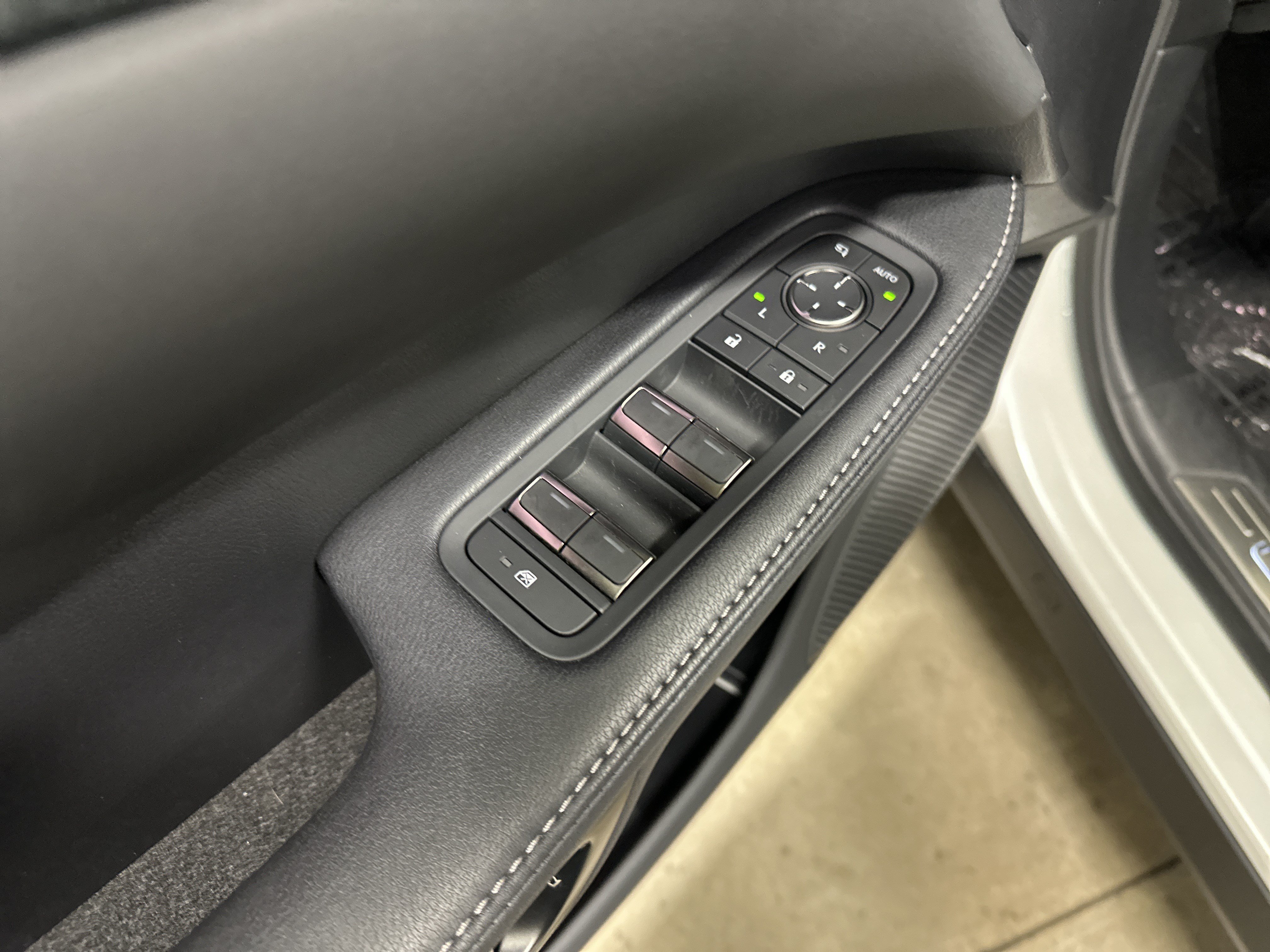 Certified 2025 Lexus RX 450h AWD w/ Convenience Package image 15