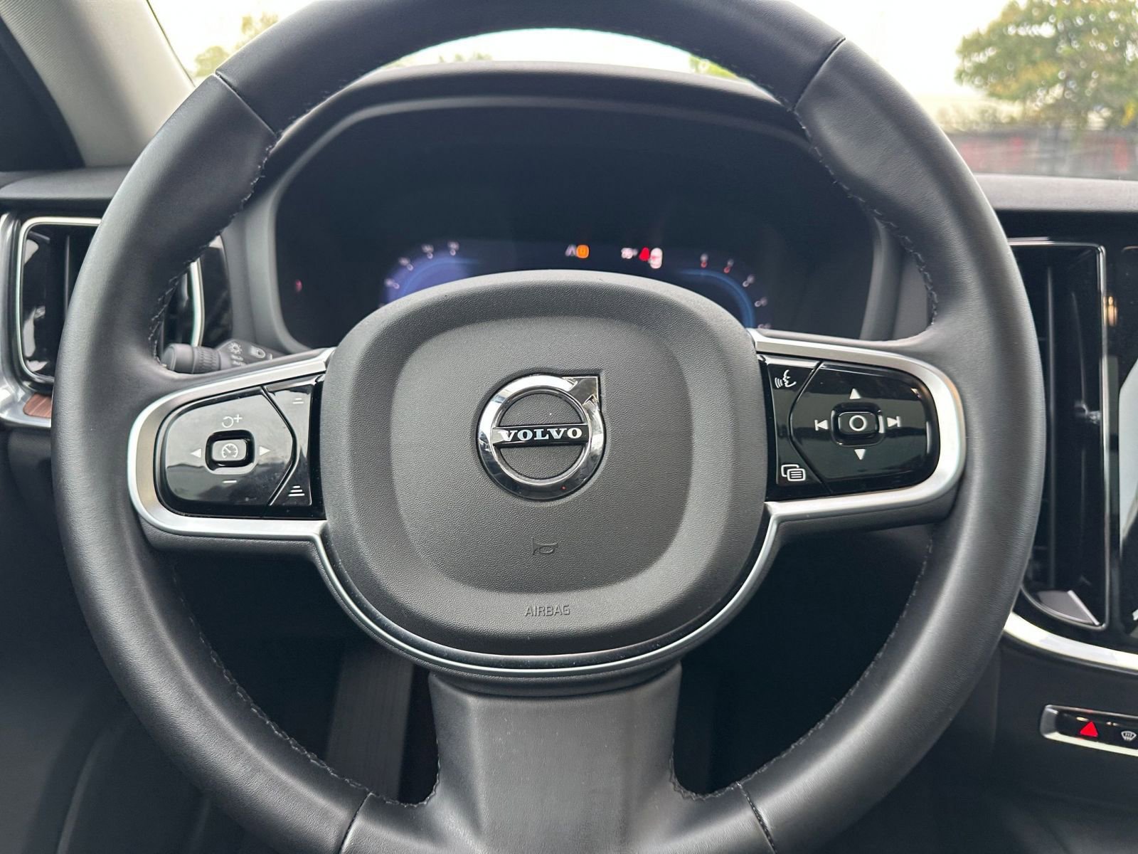 Used 2025 Volvo V60 B5 Cross Country Plus image 27