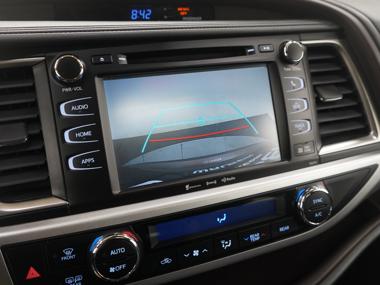 Used 2018 Toyota Highlander XLE image 29