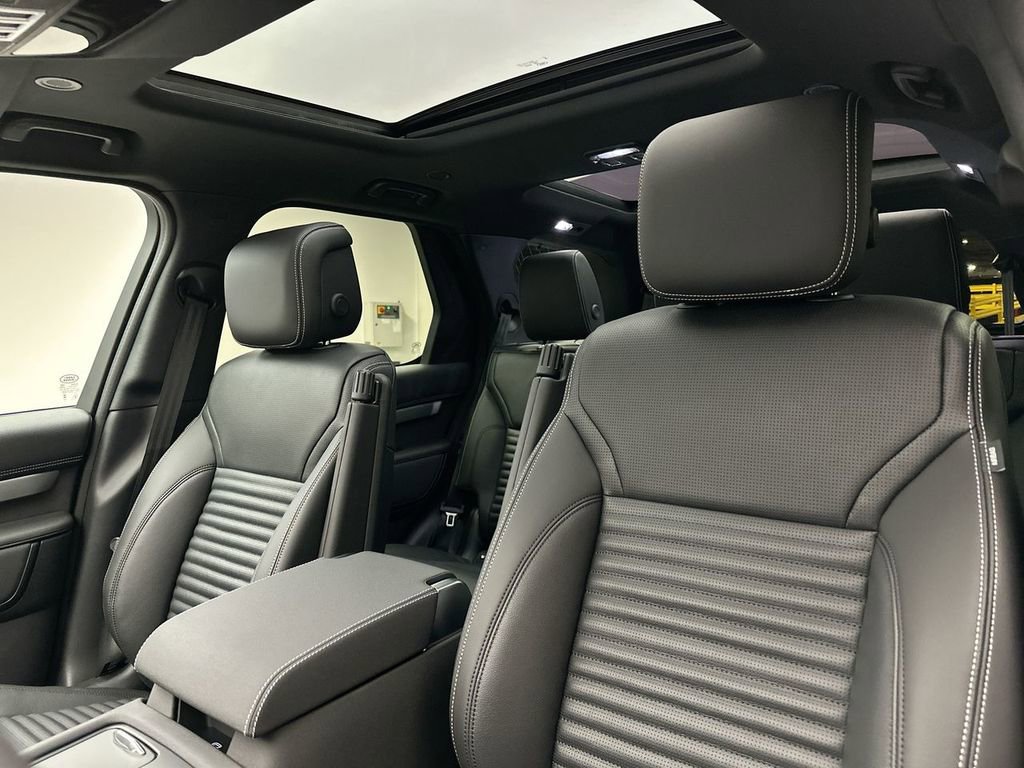 Certified 2025 Land Rover Discovery Dynamic SE AWD/4WD image 8