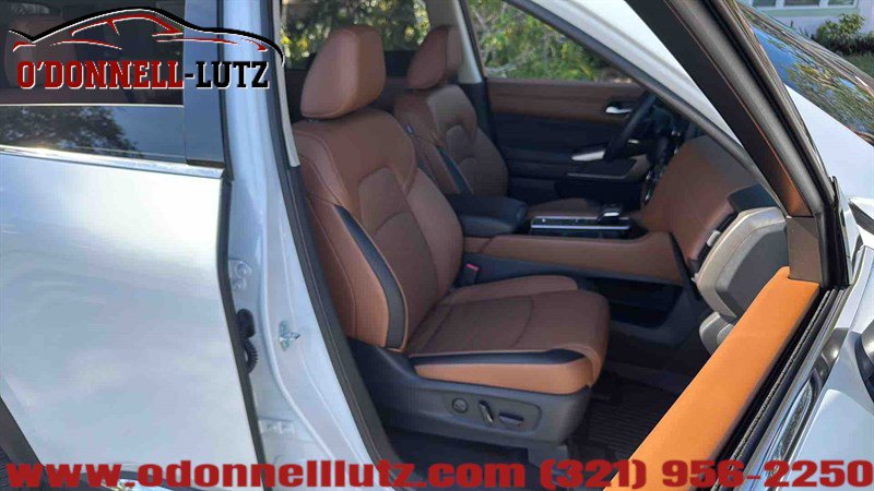 Used 2025 Nissan Pathfinder Platinum image 13