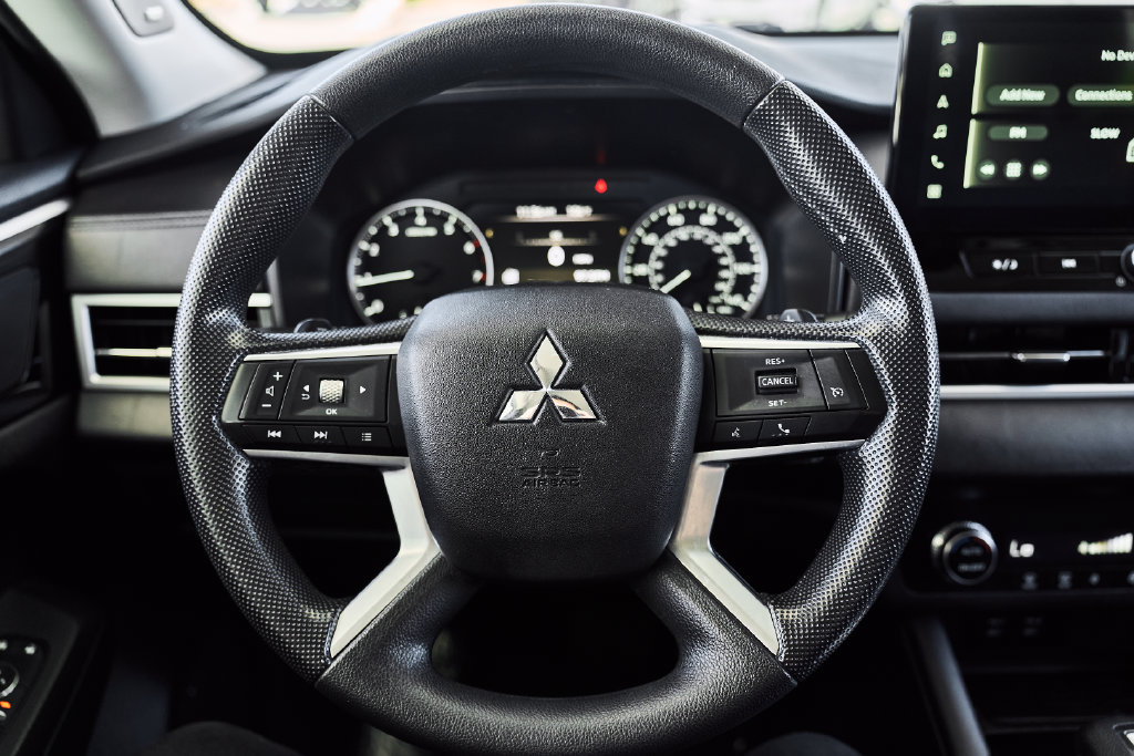 Used 2025 Mitsubishi Outlander ES FWD image 17