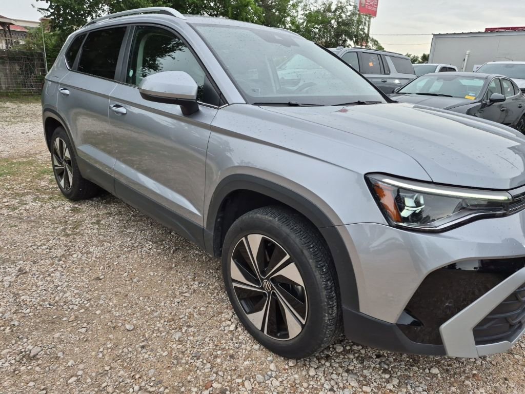 Used 2025 Volkswagen Taos SE AWD/4WD image 4