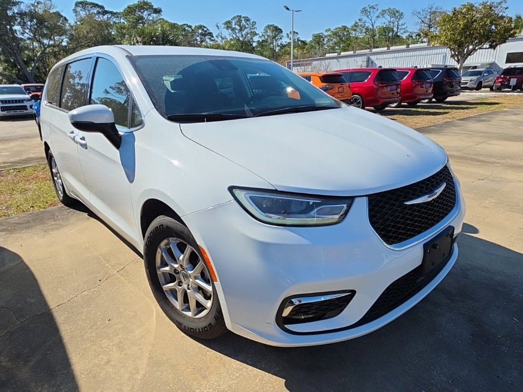 Certified 2023 Chrysler Pacifica Touring-L image 7