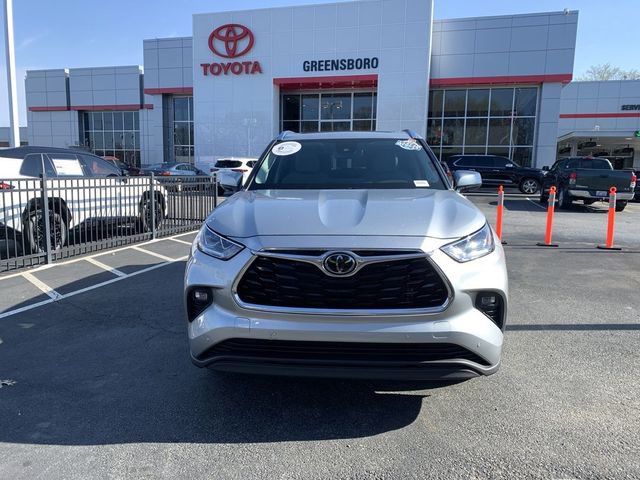 Used 2023 Toyota Highlander Limited image 3