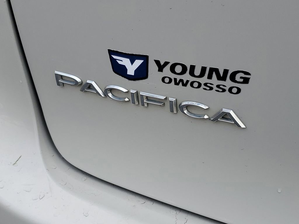 Used 2017 Chrysler Pacifica Touring-L w/ Tire & Wheel Group image 34