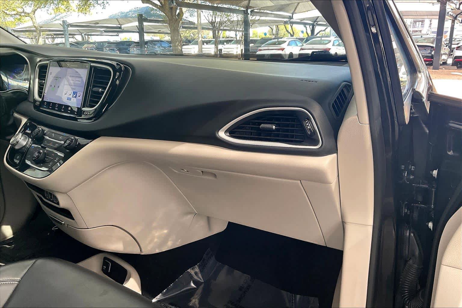 Used 2023 Chrysler Pacifica Touring-L image 19