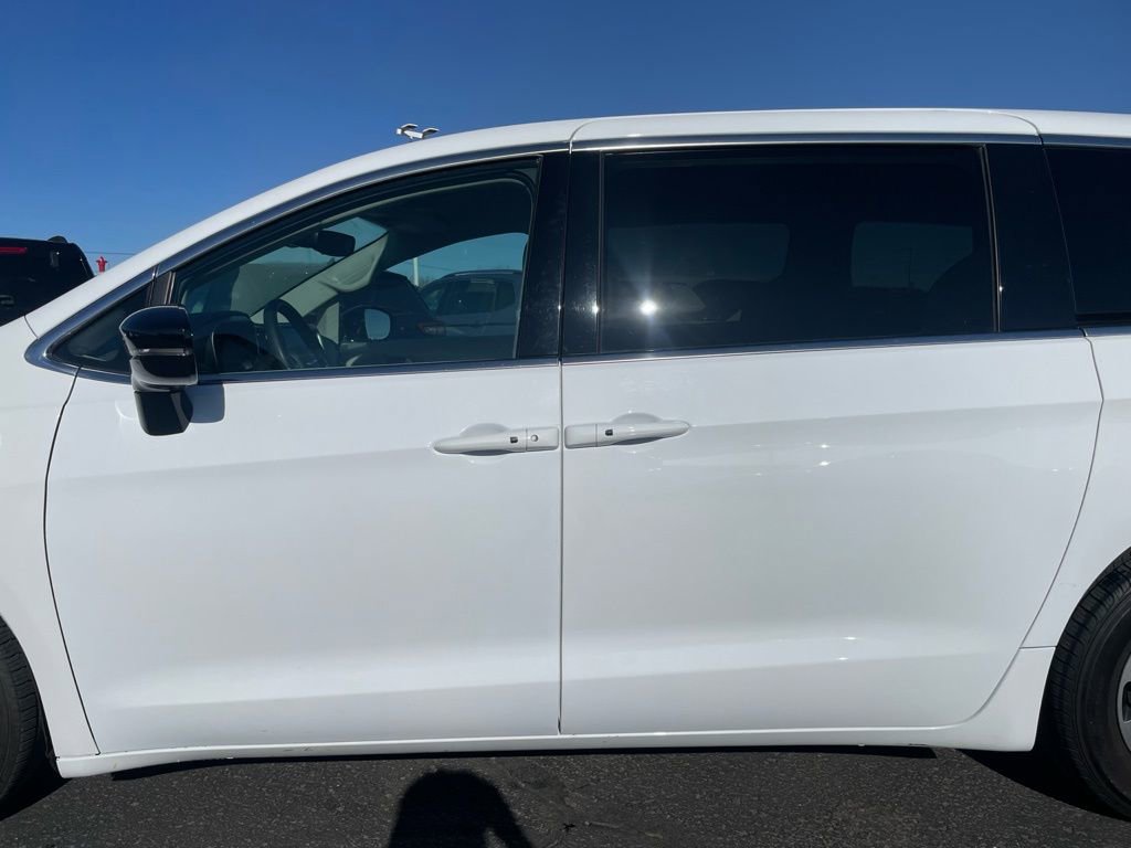 Used 2024 Chrysler Pacifica Select image 39
