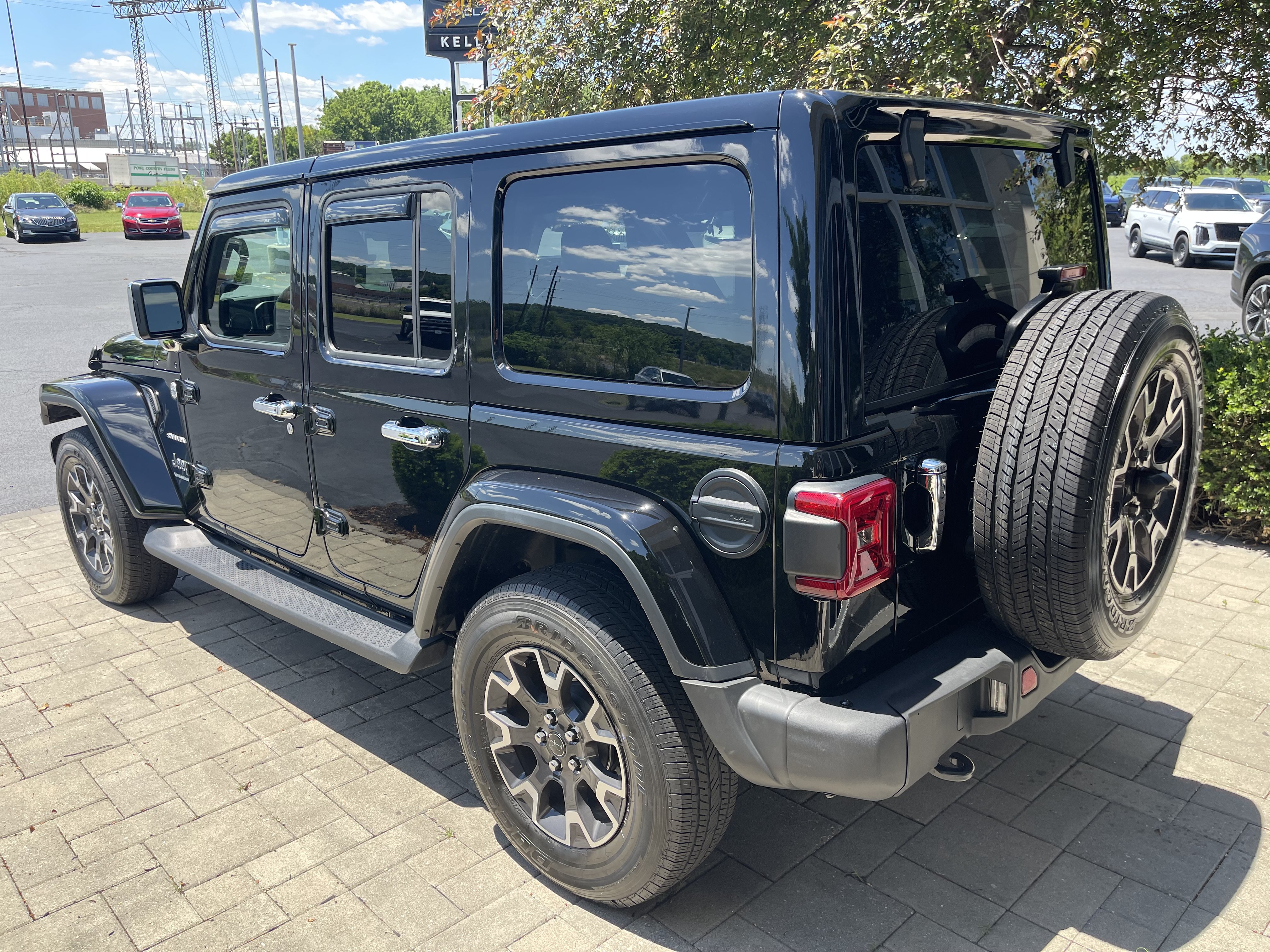 Used 2024 Jeep Wrangler Unlimited Sahara AWD/4WD image 6