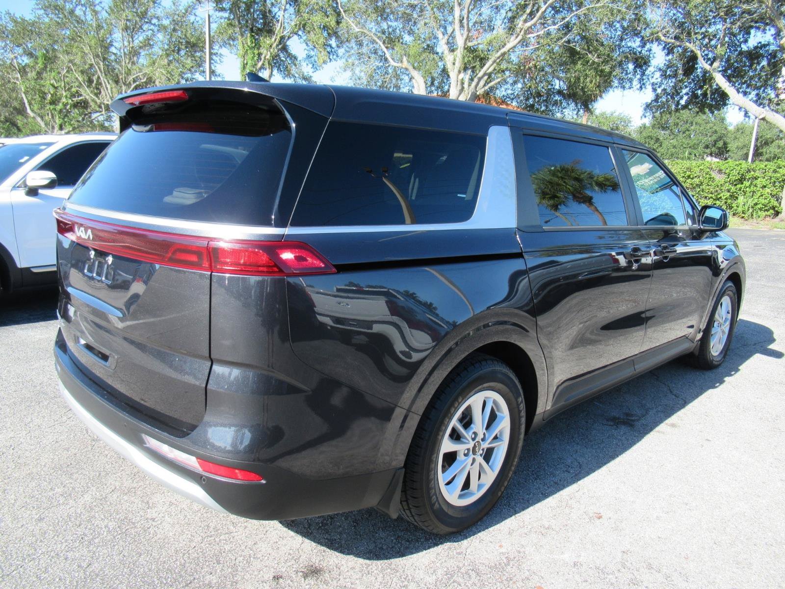 Used 2022 Kia Carnival LX FWD image 6