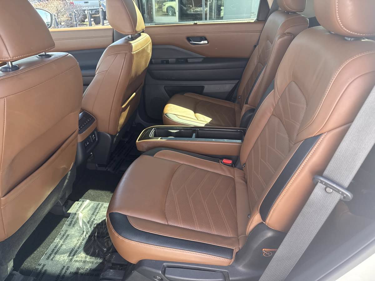 Used 2022 Nissan Pathfinder Platinum w/ Lighting Package (N93) AWD/4WD image 16