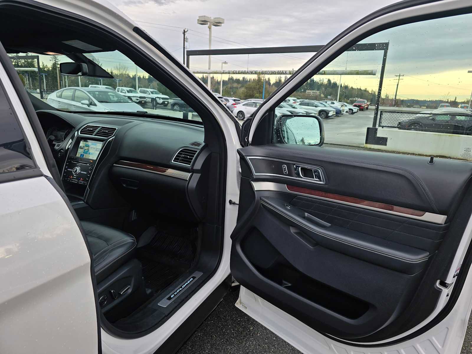 Used 2018 Ford Explorer Platinum image 11