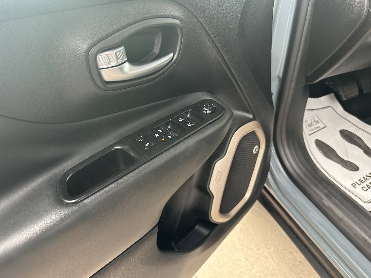 Used 2017 Jeep Renegade Limited AWD/4WD image 16