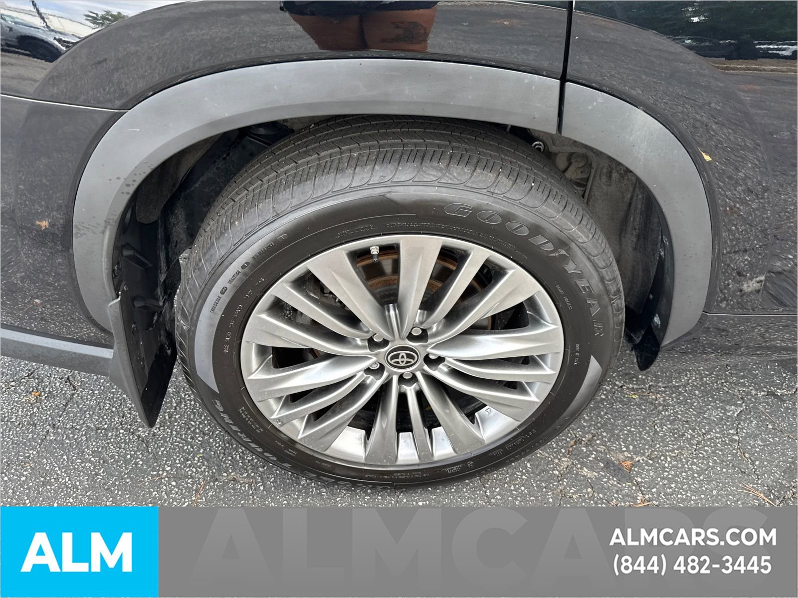 Used 2024 Toyota Highlander Limited image 22