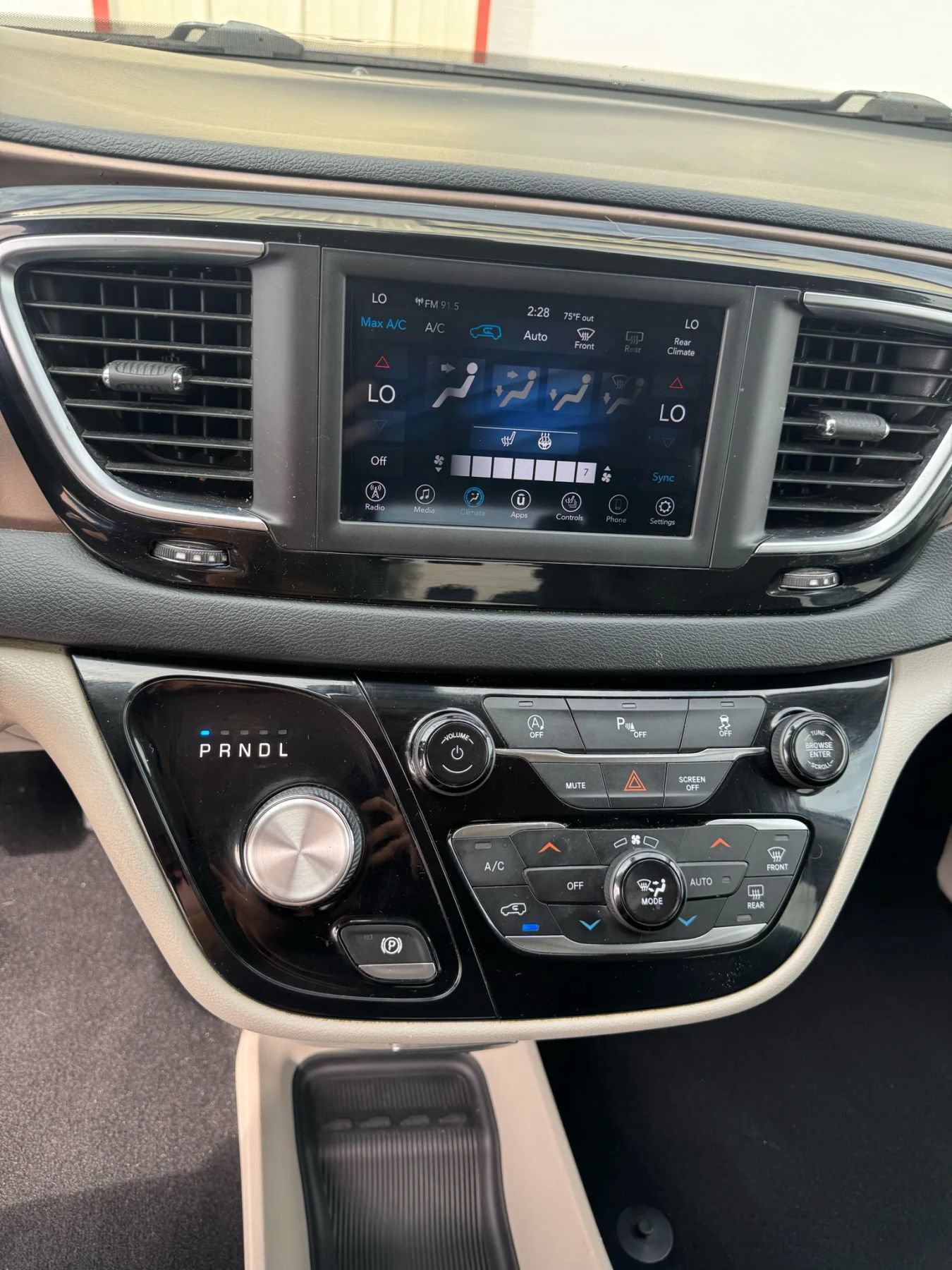 Used 2019 Chrysler Pacifica Touring-L FWD image 11