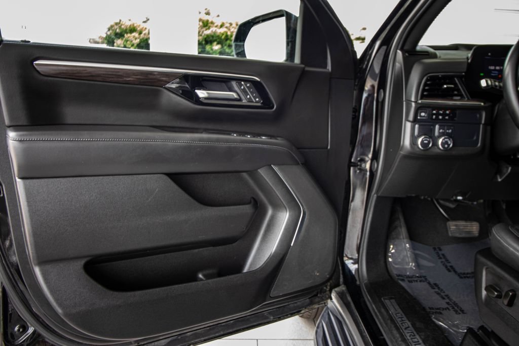 Used 2025 Chevrolet Suburban LT RWD image 20