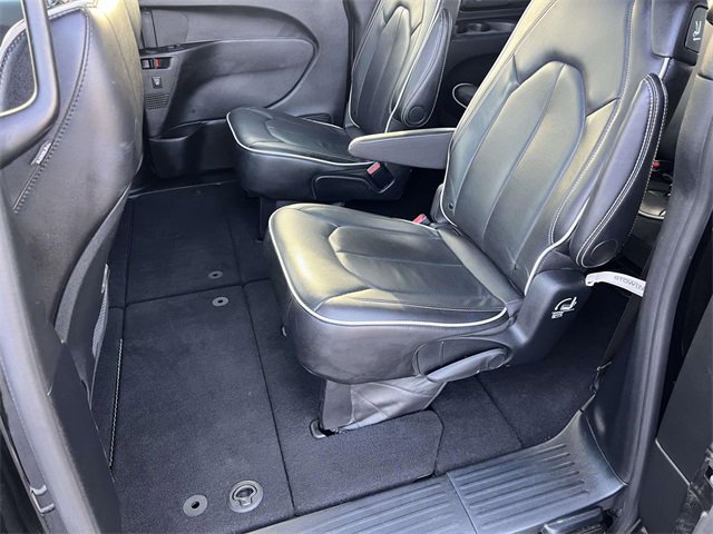 Used 2025 Chrysler Pacifica Limited image 25