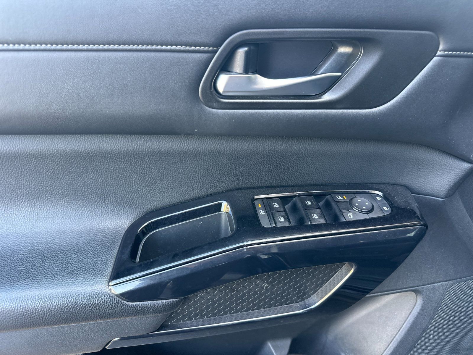 Used 2022 Nissan Pathfinder SV image 10