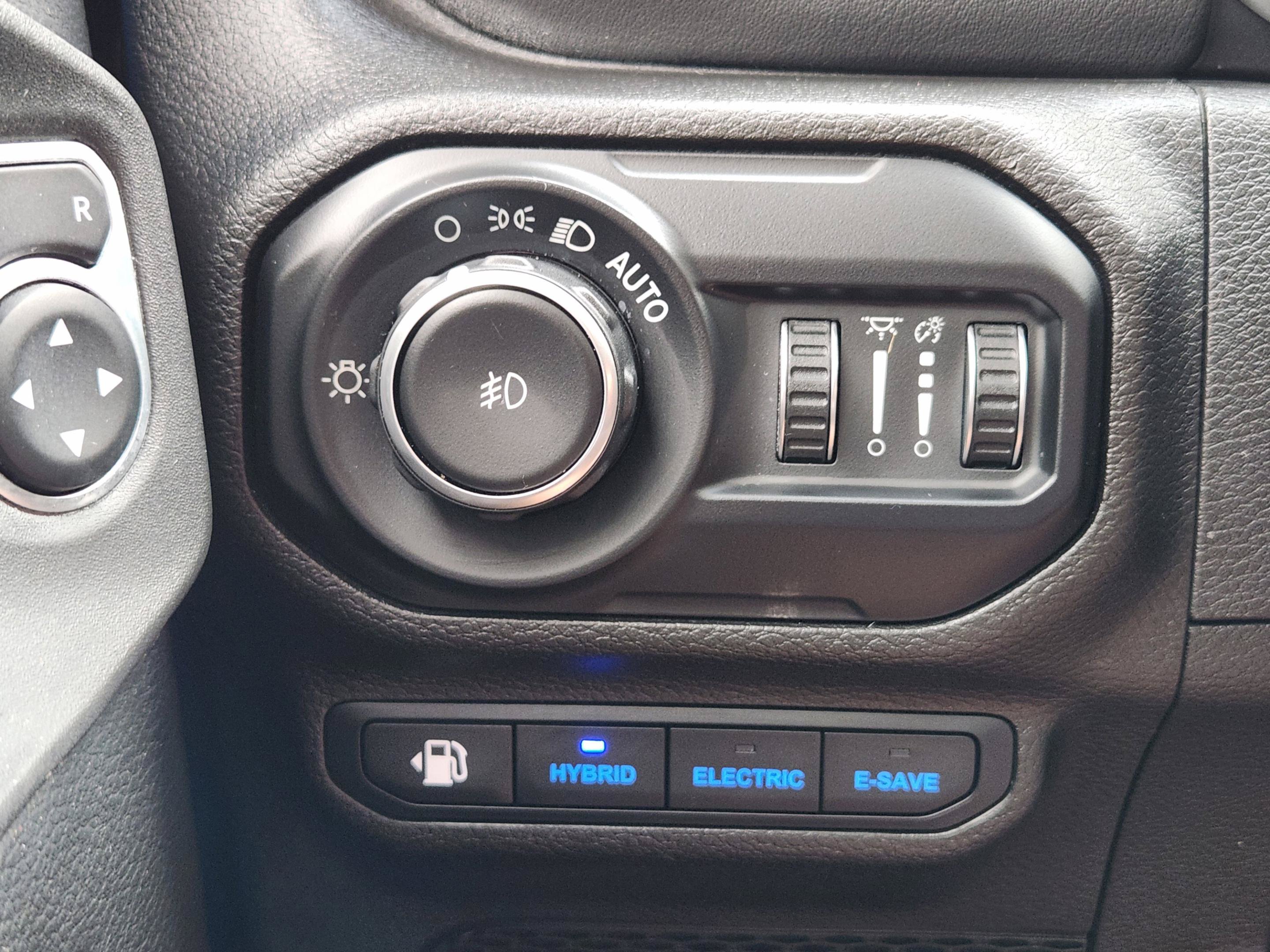 Used 2022 Jeep Wrangler Unlimited Sahara w/ Cold Weather Group AWD/4WD image 15