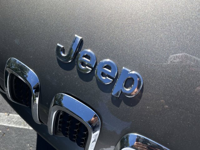 Used 2017 Jeep Cherokee Overland w/ Technology Group FWD image 30