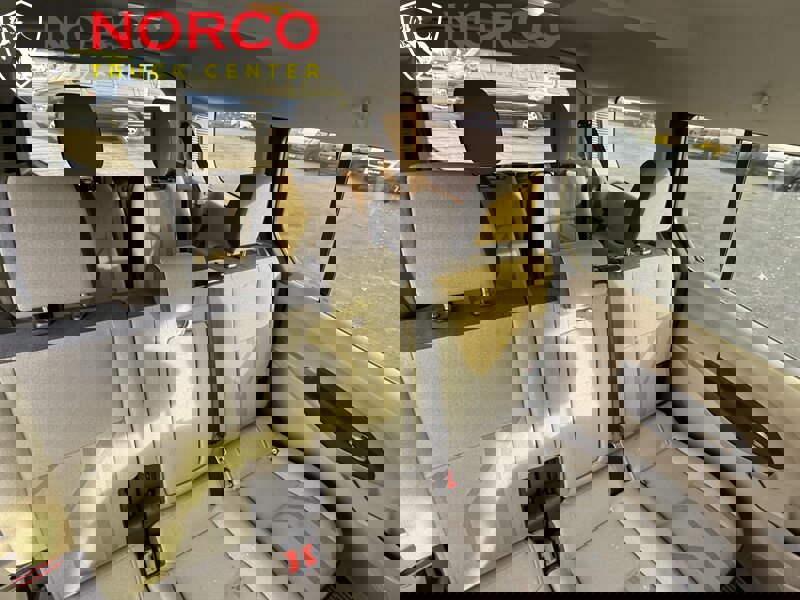 Used 2018 Ford Transit Connect XLT image 3